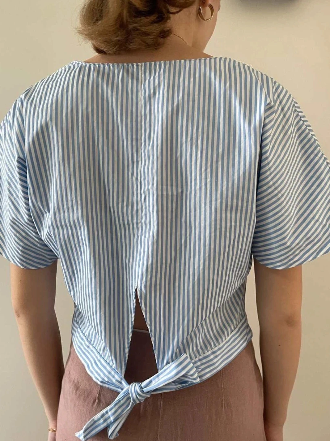 Top Zara con cuello en V de encaje azul a rayas con nudo en la espalda talla S – photo 4